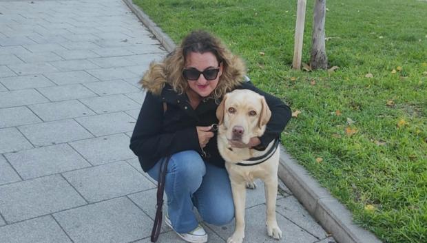Begoña junto a su inseparable perro guía