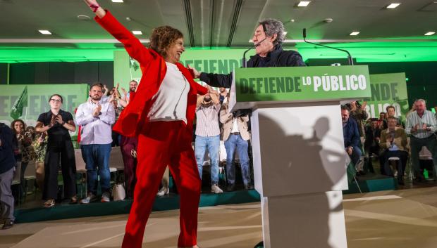 La candidata a la Presidencia de la Junta de Andalucía y secretaria general del PSOE andaluz, María Jesús Montero, junto al cantante granadino Miguel Ríos, durante el acto central de inicio de campaña en Granada para las elecciones autonómicas del 17 de mayo