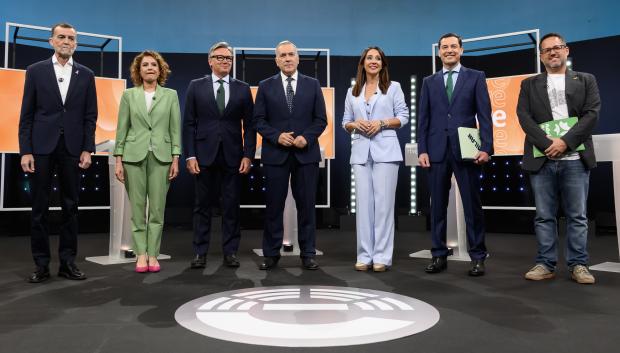 Los participantes en el debate, con los dos presentadores de RTVE: Xabier Fortes y Laura Clavero