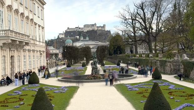 Jardines Mirabell con la fortaleza al fondo