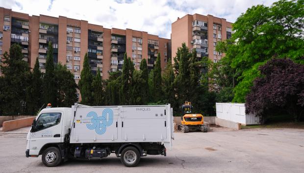 Un camión en la zona en la que se va a construir el nuevo centro de reciclaje de El Retiro