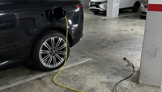 Así deja el coche okupa que trataba de cargar gratis