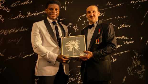 Luis Felipe Fernández-Salvador y Campodónico entregó un reconocimiento oficial a Terrance Drew, enviado especial del Gobierno de Saint Kitts y Nevis, en honor a su destacada labor y representación internacional.