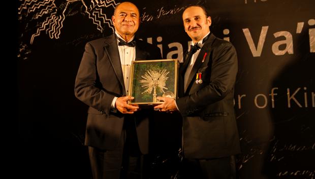 El enviado especial del Reino de Tonga, Viliami Va’Inga Tone, fue reconocido durante la Gala de TEON-The Embassy of Nature por su destacado papel enl la diplomacia en la protección de nuestros océanos y en el fortalecimiento de la voz global de la naturaleza.