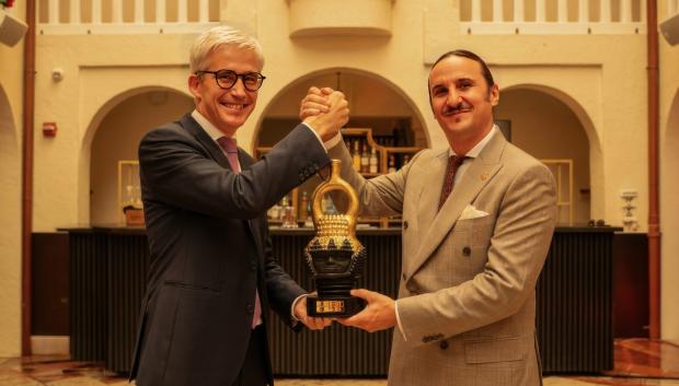 Luis Felipe Fernández-Salvador y Campodónico, VI Marqués de Lises, entrega al enviado especial del Gobierno de Francia, Raphäel Trapp, un reconocimiento por el  vínculo construido a través de la investigación y el reconocimiento del origen del cacao en la Amazonía ecuatoriana
