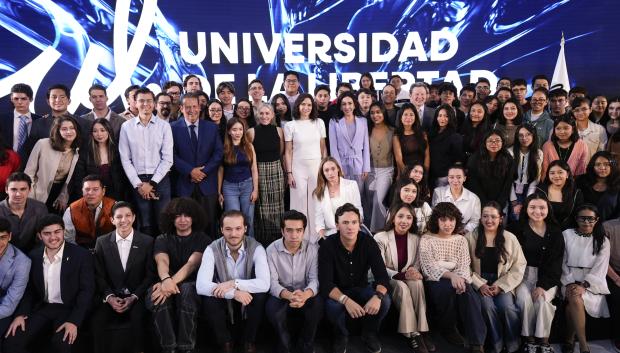 La presidenta de la Comunidad de Madrid, Isabel Díaz Ayuso, con estudiantes mexicanos