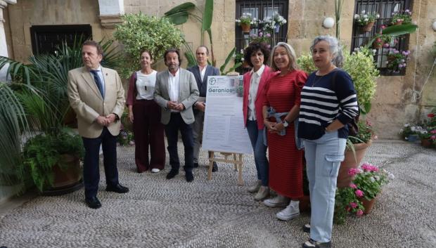 Presentación de la muestra de geranios en el patio de Orive