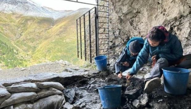 Trabajos de excavación en la Cova 338