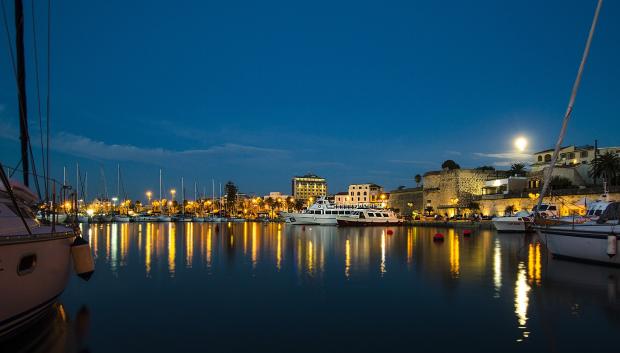 Vista nocturna del puerto de Alguer