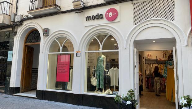 Fachada de la tienda Moda re-, de Cáritas Córdoba, en Historiador Díaz del Moral, 9