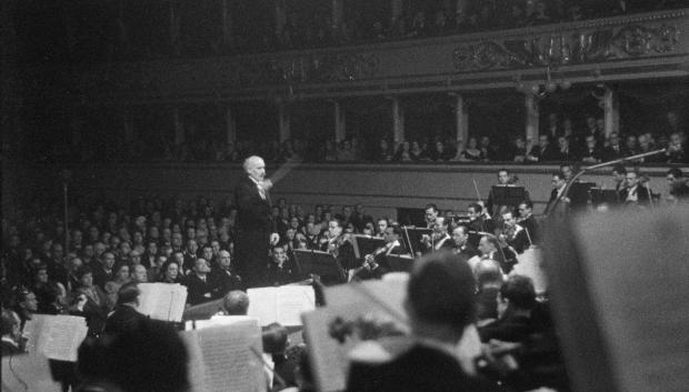 El director de orquesta Arturo Toscanini durante el concierto que inauguró La Scala de Milán el 11 de mayo de 1946