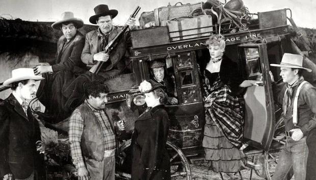 Esta es la típica película que te demuestra que el Western es mucho más que tiros.
Lo mejor es que en esta película es que tiene de todo: un fugitivo con ganas de sangre, un médico que no suelta la botella, una mujer a la que nadie quiere y un sheriff que intenta poner orden en un sitio donde no hay ley. A lo largo de la trama vemos como sube la tensión entre ellos mientras tratan de sobrevivir cruzando un territorio peligrosísimo lleno de apaches. Es una de esas películas que te mantiene pegado a la pantalla para ver quién sobrevive y quién acaba traicionando a todos por el camino.