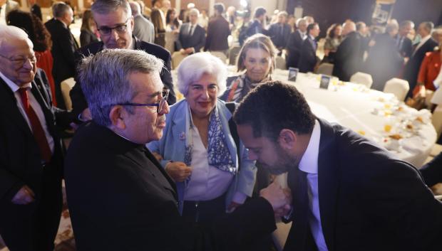 Ignacio Garriga saluda a Monseñor Luis Argüello