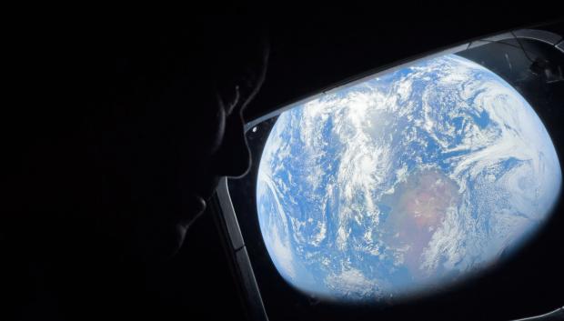 El astronauta de la NASA y comandante de Artemis II, Reid Wiseman, mira por una de las ventanas de la cabina principal de la nave espacial Orion