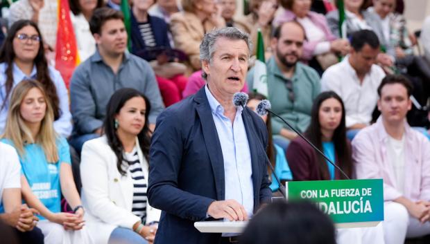 El presidente del PP, Alberto Núñez Feijóo, interviene en el acto de cierre de campaña del PP de Almería