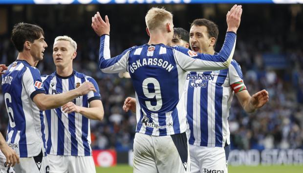 SAN SEBASTIÁN, 17/05/2026.- El delantero de la Real Orri Óskarsson (2-d) celebra con sus compañeros tras marcar el 3-2, durante el partido de la jornada 37 de LaLiga que Real Sociedad y Valencia CF disputan este domingo en el estadio de Anoeta, en San Sebastián. EFE/Juan Herrero