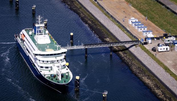 Vista aérea del crucero MV Hondius, afectado por el hantavirus, tras su llegada al puerto de Róterdam