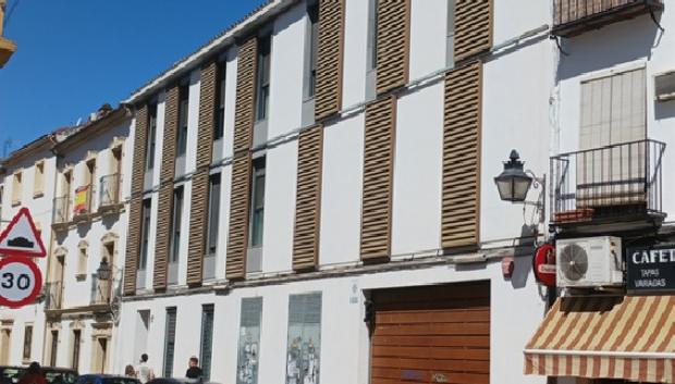 Hay quien dice que más que una fachada propia de la calle María Auxiliadora se parece más a la de una fábrica de lejía