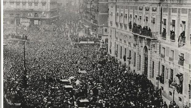 Proclamación de la II República en la Puerta del Sol de Madrid el 14 de abril de 1931
