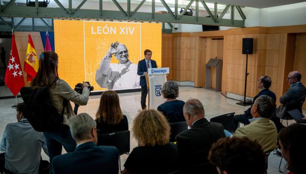El alcalde de Madrid, José Luis Martínez-Almeida, presenta en la antesala del Pleno del Palacio de Cibeles la imagen institucional que lucirá la capital durante la próxima visita oficial del papa León XIV