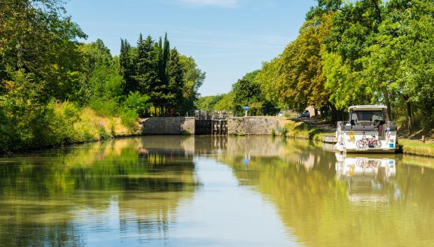 Canal du Midi con una esclusa cerca de la ciudad medieval de Carcasonne