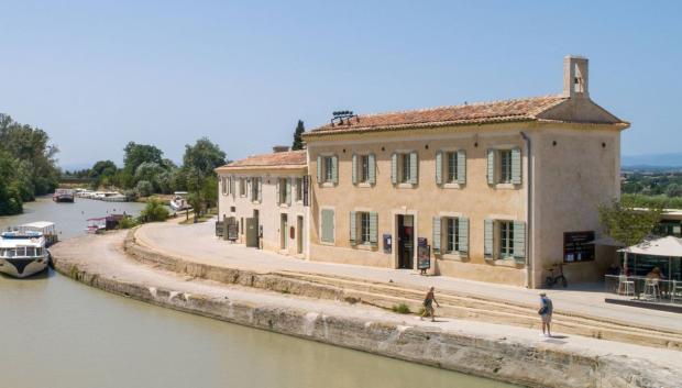 Albergue y Oficina de Turismo en el canal