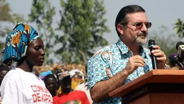 Gambín, con una vistosa camisa, durante su etapa en Mali