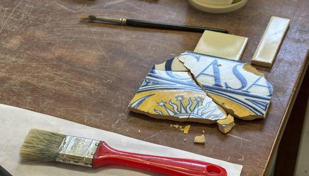 Azulejo roto para su restauración en un taller en el barrio de Marvila