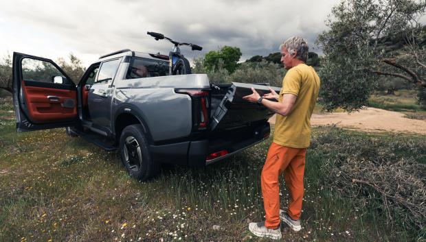 Calleja junto a su nuevo coche