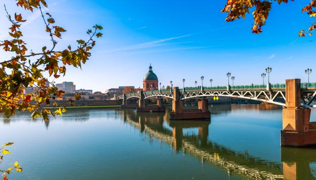 El puente de Saint Pierre sobre el Garona y cúpula de La Grave en Toulouse