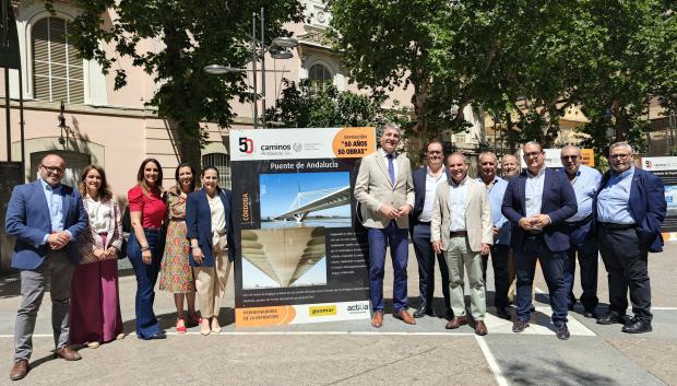 Autoridades asistentes a la inauguración