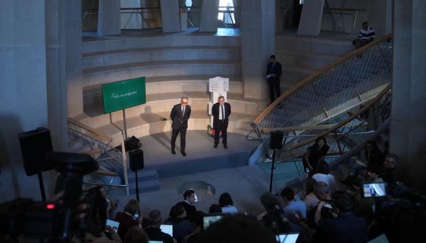 El director general de la Junta Constructora de la Sagrada Familia, Xavier Martínez, y el arquitecto director, Jordi Faulí, en la rueda de prensa
