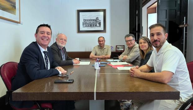 El delegado de la Junta en Albacete, Pedro Antonio Ruiz Santos, y el presidente de la Diputación de Albacete, Santi Cabañero, se reúnen con los representantes de Aprecu y la Escuela de Cuchillería Fudecu