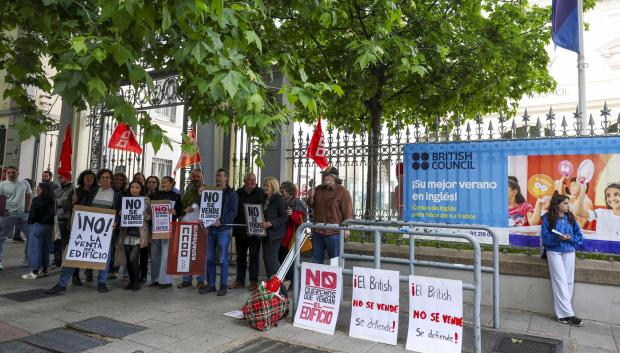 Asistentes a la manifestación por la decisión del Gobierno británico de poner a la venta las sedes del British Council de Madrid y Barcelona, este miércoles en Madrid