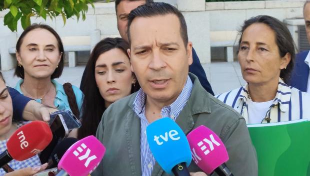 El presidente del Grupo Parlamentario Vox, Óscar Fernández Calle, atiende a los medios en Mérida

EUROPA PRESS
22/5/2026
