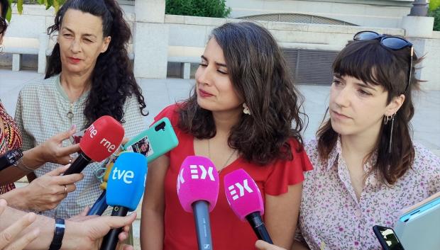 La portavoz de Unidas por Extremadura, Irene de Miguel, atiende a los medios de comunicación en el exterior de la Asamblea.

EUROPA PRESS
22/5/2026
