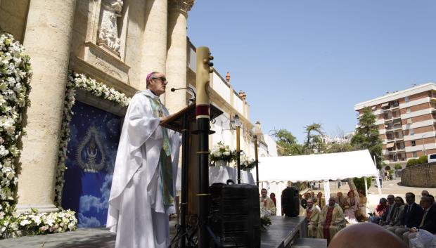 El obispo, Jesús Fernández, oficiando la misa flamenca