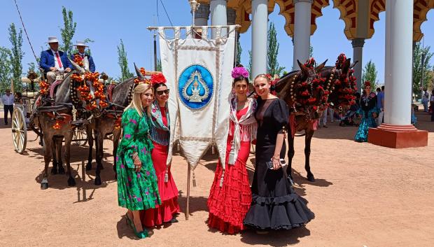 Estandarte de la Virgen de la Salud en la portada de la Feria
