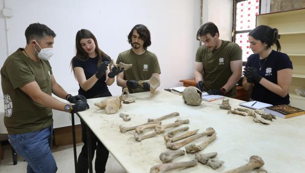 Parte del equipo internacional de arqueólogos y estudiantes trabaja para desentrañar los secretos de cientos de personas enterradas allí entre los siglos XII y XV,, el fondo el arqueologo Arturo Balado