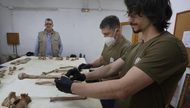 Parte del equipo internacional de arqueólogos y estudiantes trabaja para desentrañar los secretos de cientos de personas enterradas allí entre los siglos XII y XV,, el fondo el arqueologo Arturo Balado