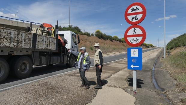 Miembros de la Asociación en el cruce peligroso de la salida norte de Salamanca