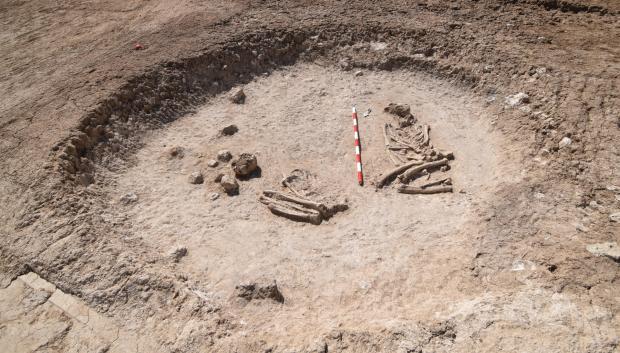 Tumba doble en proceso de excavación.