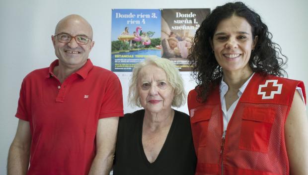 Pilar y Camilo, miembros de la familia de acogimiento, junto a Sonia, técnico de la Cruz Roja