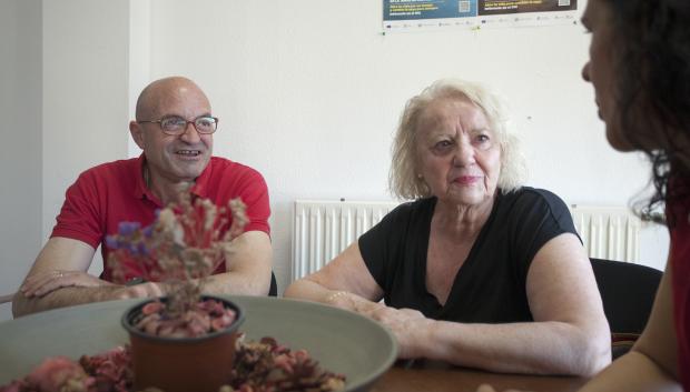 Pilar y Camilo, miembros de la familia de acogimiento, junto a Sonia, técnico de la Cruz Roja
