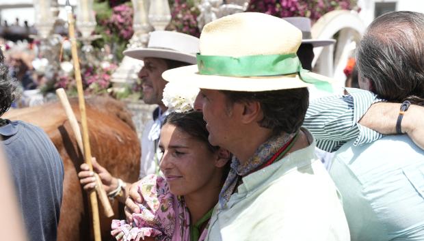 El torero Fran Rivera (d) y su hija Tana Rivera (i), acompañando a a la hermandad Rocío de Triana