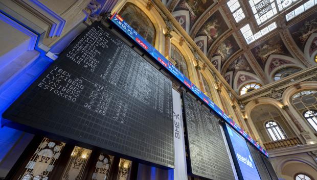 Varios paneles del Ibex 35 en el Palacio de la Bolsa