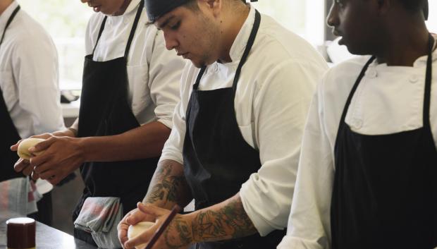 Los alumnos de la escuela de cocina de Villa Retiro durante una clase