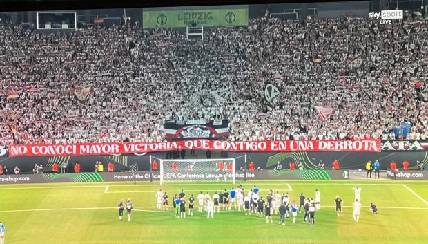 Imagen del tifo que desplegó la afición del Rayo tras perder la final de la Conference