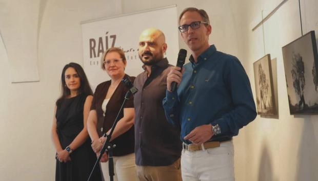 Álvaro de la Rosa durante su intervención en la inauguración de 'Raíz'