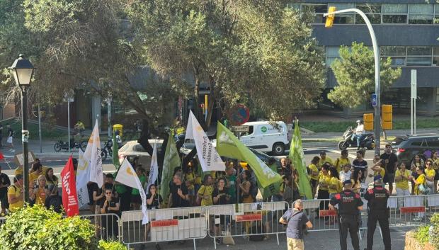 Docentes concentrados ante la sede del Departamento de Educación, este viernes